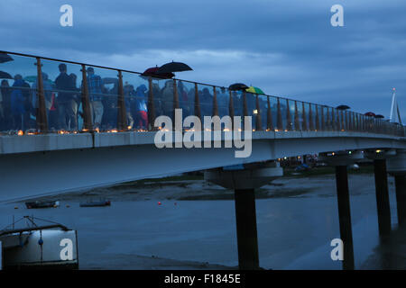Shoreham Candlelight Vigil nach dem Flugzeugunglück auf der Shoreham Flugplatz Show 2015, ein Moment des Gedenkens an Tote und Verletzte. 29.. August 2015 Stockfoto