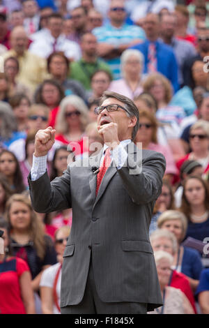 Ehemalige Texas Gouverneur Rick Perry Adresse eine Versammlung von evangelischen Christen während der Rallye "Stehen mit Gott" 29. August 2015 in Columbia, versammelten SC. Tausende von konservativen Christen sich im Repräsentantenhaus, Kundgebung gegen Homo-Ehe und GOP Präsidentschaftskandidaten Gouverneur Rick Perry und Senator Ted Cruz sprechen hören. Stockfoto