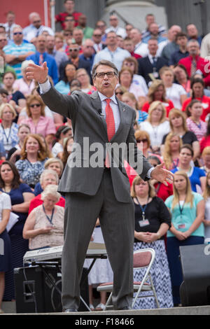 Ehemalige Texas Gouverneur Rick Perry Adresse eine Versammlung von evangelischen Christen während der Rallye "Stehen mit Gott" 29. August 2015 in Columbia, versammelten SC. Tausende von konservativen Christen sich im Repräsentantenhaus, Kundgebung gegen Homo-Ehe und GOP Präsidentschaftskandidaten Gouverneur Rick Perry und Senator Ted Cruz sprechen hören. Stockfoto