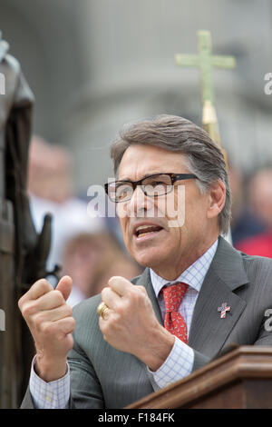 Ehemalige Texas Gouverneur Rick Perry Adresse eine Versammlung von evangelischen Christen während der Rallye "Stehen mit Gott" 29. August 2015 in Columbia, versammelten SC. Tausende von konservativen Christen sich im Repräsentantenhaus, Kundgebung gegen Homo-Ehe und GOP Präsidentschaftskandidaten Gouverneur Rick Perry und Senator Ted Cruz sprechen hören. Stockfoto