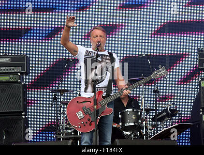 Portsmouth, Hampshire, UK. 29. August 2015. Siegreiche Festival Samstag Peter Hook und The Light auf der großen Bühne, als der Regen fällt. © UKNIP Stockfoto