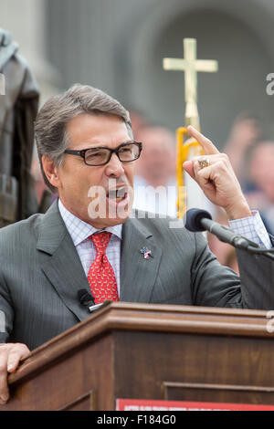Ehemalige Texas Gouverneur Rick Perry Adresse eine Versammlung von evangelischen Christen während der Rallye "Stehen mit Gott" 29. August 2015 in Columbia, versammelten SC. Tausende von konservativen Christen sich im Repräsentantenhaus, Kundgebung gegen Homo-Ehe und GOP Präsidentschaftskandidaten Gouverneur Rick Perry und Senator Ted Cruz sprechen hören. Stockfoto