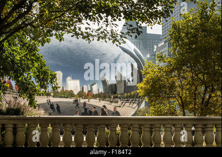 Besucher am Cloud Gate, Bohne, Chicago, Millennium Park Stockfoto