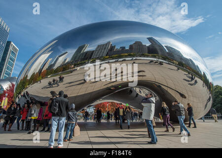 Besucher am Cloud Gate, Bohne, Chicago, Millennium Park Stockfoto