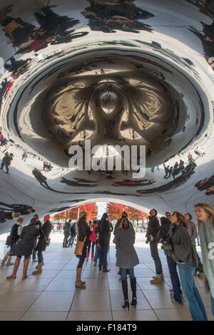 Besucher am Cloud Gate, Bohne, Chicago, Millennium Park Stockfoto