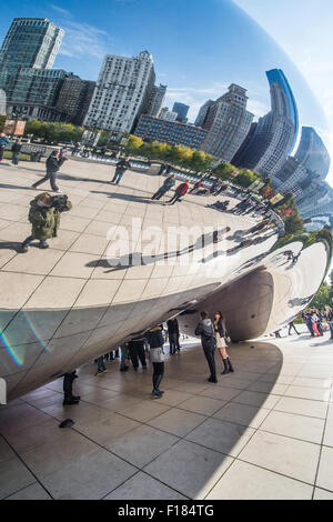 Besucher am Cloud Gate, Bohne, Chicago, Millennium Park Stockfoto