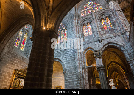 Avila, Spanien - august 10, 2015: Innenansicht des gotischen Bögen mit Arabesken der Kathedrale in Avila, eine romanische und gotische ch Stockfoto