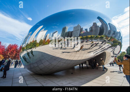 Besucher am Cloud Gate, Bohne, Chicago, Millennium Park Stockfoto