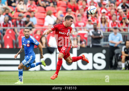 Toronto, Ontario. 29. August 2015. Toronto Fc Mittelfeldspieler Daniel Lovitz (19) leitet den Ball während des MLS-Spiels zwischen Montreal Impact und der Toronto FC im BMO Field in Toronto, Ontario. © Csm/Alamy Live-Nachrichten Stockfoto