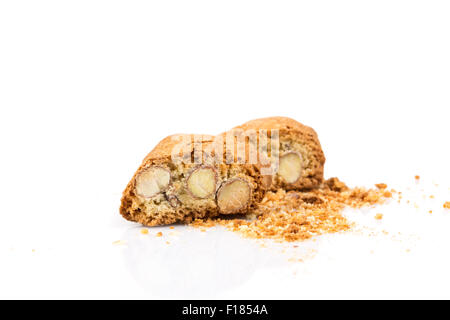 Italienische Cantuccini Cookie mit Mandel-Füllung. Studioaufnahme, isoliert auf weißem Hintergrund. Stockfoto