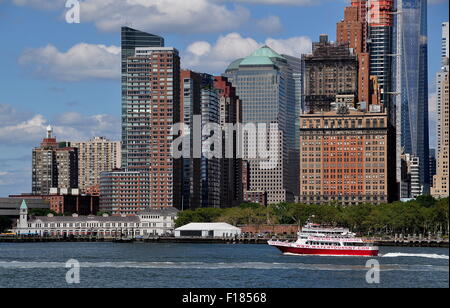 New York City: New York Wasser Tours Sightseeing Boot geht, Battery Park und der Bürotürme von lower Manhattan Stockfoto