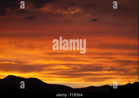 Warme Farbtöne von Orange und gelb in diesem Sommer Sonnenuntergang im Salt Lake County, Utah. Stockfoto