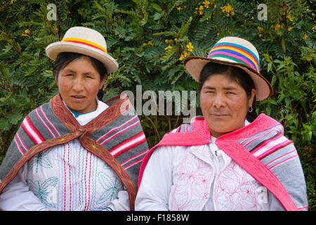 Quechua-Frau in traditioneller Kleidung und Hut in Misminay Dorf, Heiliges Tal, Peru. Stockfoto