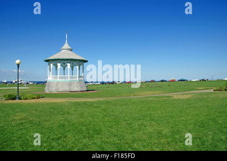 Weißer Pavillon mit grünem Rasen und blauer Himmel, Cape Cod, Massachusetts Stockfoto