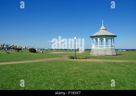 Weißer Pavillon mit grünem Rasen und blauer Himmel, Cape Cod, Massachusetts Stockfoto