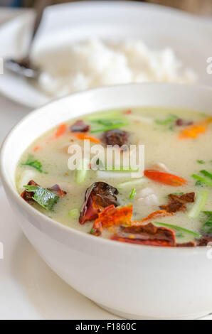 Würzige Thailändische Hühnersuppe in Kokosmilch, Champignons, intensiver Geschmack von Koriander, Galgant, Zitronengras, Kaffir Lindenblatt Stockfoto