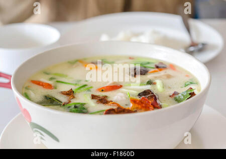 Würzige Thailändische Hühnersuppe in Kokosmilch, Champignons, intensiver Geschmack von Koriander, Galgant, Zitronengras, Kaffir Lindenblatt Stockfoto