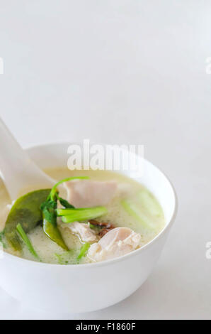 Würzige Thailändische Hühnersuppe in Kokosmilch, Champignons, intensiver Geschmack von Koriander, Galgant, Zitronengras, Kaffir Lindenblatt Stockfoto