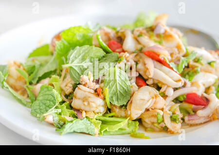 asiatische würziger Salat mit Meeresfrüchten und Gemüse Stockfoto