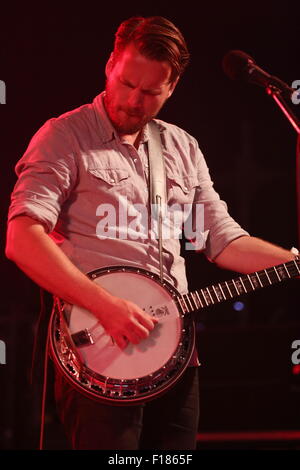 Leeds, Yorkshire, Großbritannien. 29. August 2015. Bärenhöhle führen Sie live auf die Festspielbühne Republik beim Leeds Festival 2015 Stockfoto