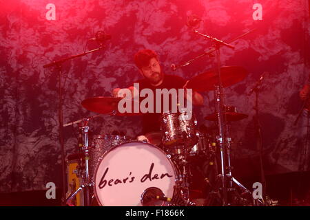 Leeds, Yorkshire, Großbritannien. 29. August 2015. Bärenhöhle führen Sie live auf die Festspielbühne Republik beim Leeds Festival 2015 Stockfoto