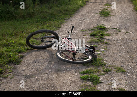 Alten Stil-Cruiser-Fahrrad links auf einer Landstraße, August 2015 Stockfoto