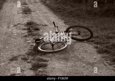 Alten Stil-Cruiser-Fahrrad links auf einer Landstraße, August 2015 Stockfoto