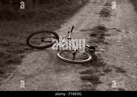 Alten Stil-Cruiser-Fahrrad links auf einer Landstraße, August 2015 Stockfoto