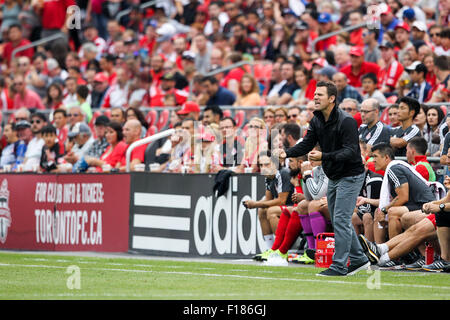 Toronto, Ontario. 29. August 2015. Toronto FC-Trainer Greg Vanney fordert Bewegung während des MLS-Spiels zwischen Montreal Impact und der Toronto FC im BMO Field in Toronto, Ontario. © Csm/Alamy Live-Nachrichten Stockfoto