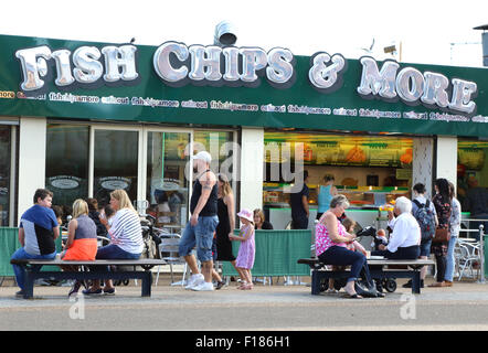 Great Yarmouth, UK. 29. August 2015. Urlauber genießen die August Bank Holiday-Sonne im Badeort von Great Yarmouth, Norfolk am 29. August 2015 Credit: KEITH MAYHEW/Alamy Live News Stockfoto