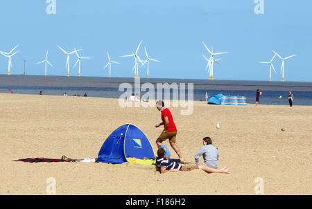 Great Yarmouth, UK. 29. August 2015. Urlauber genießen die August Bank Holiday-Sonne im Badeort von Great Yarmouth, Norfolk am 29. August 2015 Credit: KEITH MAYHEW/Alamy Live News Stockfoto