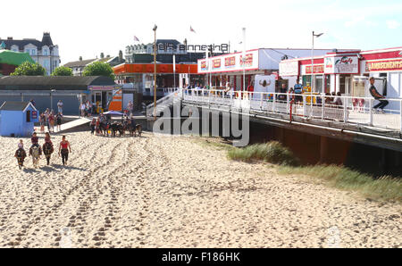 Great Yarmouth, UK. 29. August 2015. Urlauber genießen die August Bank Holiday-Sonne im Badeort von Great Yarmouth, Norfolk am 29. August 2015 Credit: KEITH MAYHEW/Alamy Live News Stockfoto