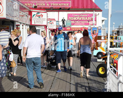 Great Yarmouth, UK. 29. August 2015. Urlauber genießen die August Bank Holiday-Sonne im Badeort von Great Yarmouth, Norfolk am 29. August 2015 Credit: KEITH MAYHEW/Alamy Live News Stockfoto