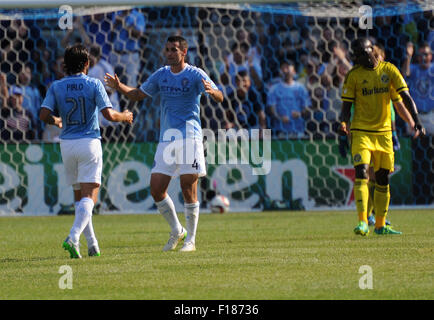 New York, USA. 29. August 2015. Andrew Jacobson (4) der NYCFC ist von Teamkollege Andrea Pirlo (21) nach einem ersten Hälfte Tor in einem MLS-Spiel gegen Columbus Crew SC im Yankee Stadium in New York City gratulierte. Bildnachweis: Cal Sport Media/Alamy Live-Nachrichten Stockfoto