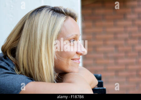 Porträt einer jungen blonden Frau mit großen blauen Augen Stockfoto