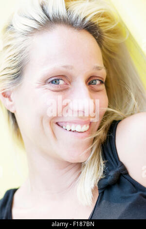 Porträt einer jungen blonden Frau mit großen blauen Augen Stockfoto