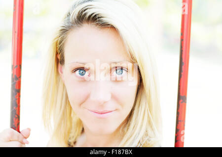 Porträt einer jungen blonden Frau mit großen blauen Augen Stockfoto
