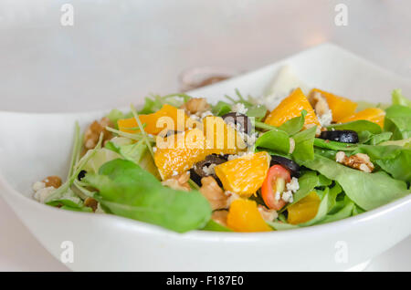 Rucola-Salat mit Parmesan-Käse und Orange Früchte Stockfoto