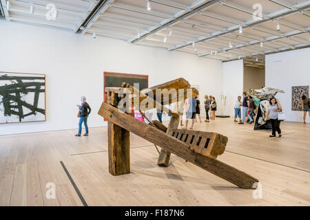 monumentale Holzskulptur von Mark di Suveros im Zentrum einer der geräumigen hohen West Galerien in neue Whitney Museum Chelsea Stockfoto