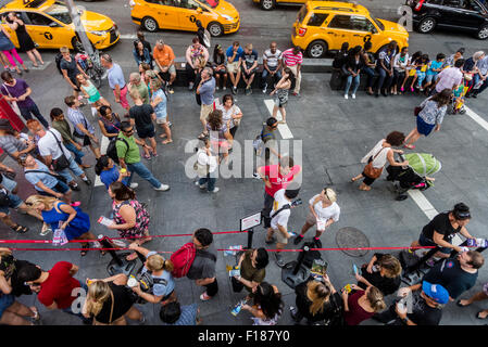 New York, NY-29. August 2015-Touristen an der Seventh Avenue am Times Square. New Yorks Bürgermeister Bill de Blasio hat eine Task Force bezeichnet und sagt, dass er prüfen kann, Beseitigung der Fußgängerzone und die Straßen für den Verkehr zurück. © Stacy Walsh Rosenstock/Alamy Stockfoto