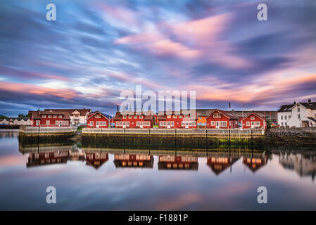 Sonnenuntergang über Hafen Häuser in Svolvaer. Svolvaer befindet sich in Nordland Grafschaft auf der Insel Austvagoya in Lofoten, Norwegen. L Stockfoto