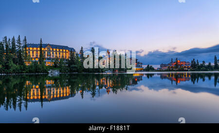 Sonnenuntergang über Gletscher Bergsee Strbske Pleso in der Nationalpark Hohe Tatra, Slowakei. Langzeitbelichtung. Stockfoto