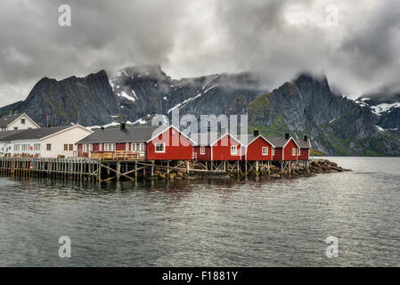 Rote Fischerhütten genannt Fischerorten in Stadt von Hamnoy auf den Lofoten Inseln, Norwegen Stockfoto