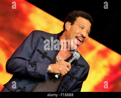 Glastonbury Festival, 28. Juni 2015, UK. Lionel Richie führt live auf der Bühne der Pyramide am Finaltag von Glastonbury Stockfoto