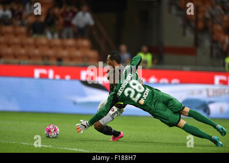 Mailand. 29. August 2015. AC Mailand Carlos Bacca (L) punktet Torhüter Empoli Lukasz Skorupski während ihrer italienischen Serie A-Fußballspiel in Mailand am 29. August 2015. AC Mailand 2: 1 gewonnen. © Alberto Lingria/Xinhua/Alamy Live-Nachrichten Stockfoto