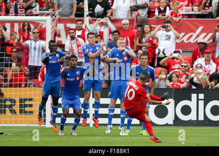 Toronto, Ontario. 29. August 2015. Toronto FC vorwärts findet Sebastian Giovinco (10) den Freistoß in die MLS-Spiel zwischen Montreal Impact und der Toronto FC im BMO Field in Toronto, Ontario. © Csm/Alamy Live-Nachrichten Stockfoto