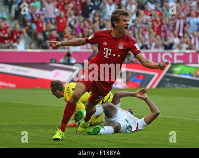 München, Deutschland. 29. August 2015. Bayern Thomas Mueller feiert ein Ziel der deutschen Erstligisten Bundesliga-Fußball-Spiel zwischen Bayern München und Bayer Leverkusen in München, Deutschland, am 29. August 2015. Bayern München gewann 3:0. © Philippe Ruiz/Xinhua/Alamy Live-Nachrichten Stockfoto