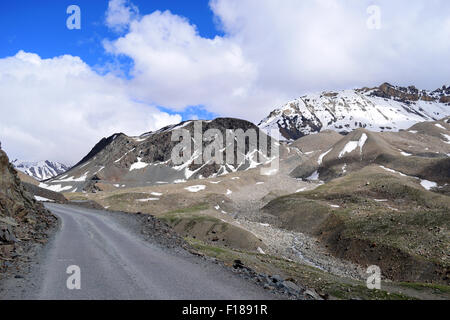 Rohtang Passstrasse Himalaya-Berge in Manali nach Leh Ladakh Autobahn Kullu Valley und Spiti Täler von Himachal Pradesh, Indien Stockfoto