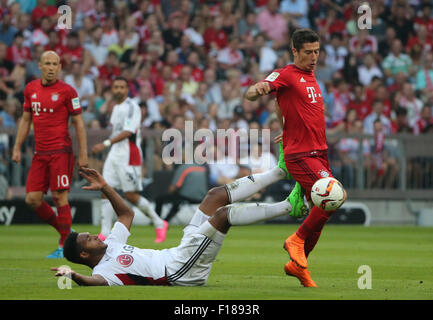 München, Deutschland. 29. August 2015. Bayern Robert Lewandowski (R) wetteifert um den Ball während der deutschen Teilung der ersten Bundesliga-Fußball-Spiel zwischen Bayern München und Bayer Leverkusen in München, Deutschland, am 29. August 2015. Bayern München gewann 3:0. © Philippe Ruiz/Xinhua/Alamy Live-Nachrichten Stockfoto