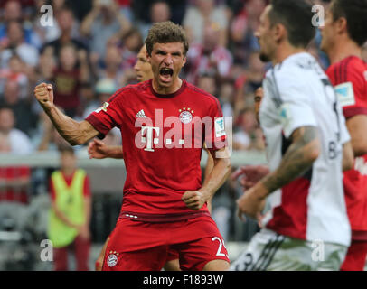 München, Deutschland. 29. August 2015. Bayern Thomas Mueller (1. L) feiert ein Ziel während der deutschen Erstligisten Bundesliga-Fußball-Spiel zwischen Bayern München und Bayer Leverkusen in München, Deutschland, am 29. August 2015. Bayern München gewann 3:0. © Philippe Ruiz/Xinhua/Alamy Live-Nachrichten Stockfoto